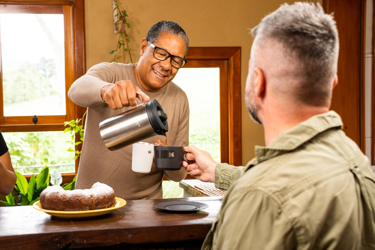 Duas pessoas usando a linha café Stanley para manter o corpo aquecido durante o inverno